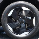 ホイールサイズは18インチで、アルミホイールに樹脂製のガーニッシュを装着