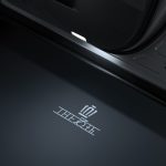 フロントドアのプロジェクションカーテシイルミもTHE 70thロゴ