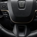 「RS THE 70th」のディンプル加工が施された本革巻き3本スポークステアリングホイール