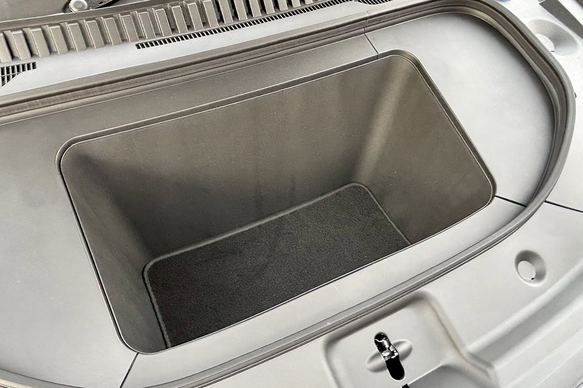 フロントのラゲッジスペースは58L