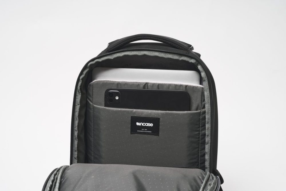 PCもタブレットも入るメイン収納