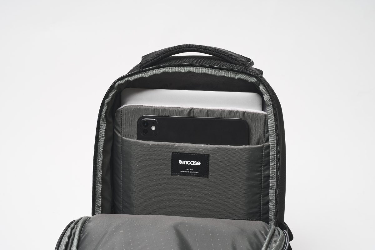PCもタブレットも入るメイン収納