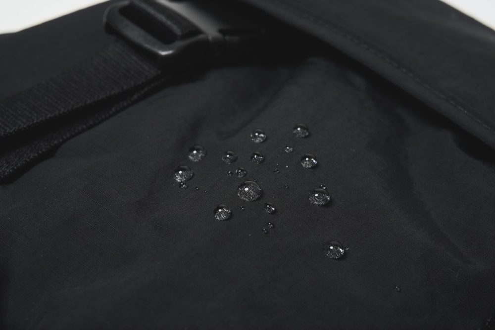 小雨程度なら弾くはっ水加工が施されている