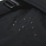 小雨程度なら弾くはっ水加工が施されている