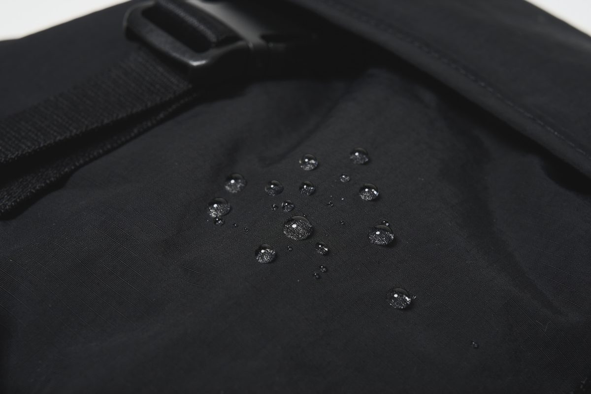 小雨程度なら弾くはっ水加工が施されている