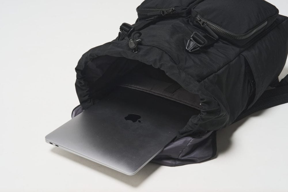 メイン収納部には15インチまで対応したPCスリーブが