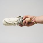 柄の部分にストラップが付属されており、手を通すことで傘の落下を防げる