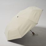 UVカット率約99%、UPF50+、遮光約99.9%、遮熱約45%という数値を持ち、日傘としてかなり優秀