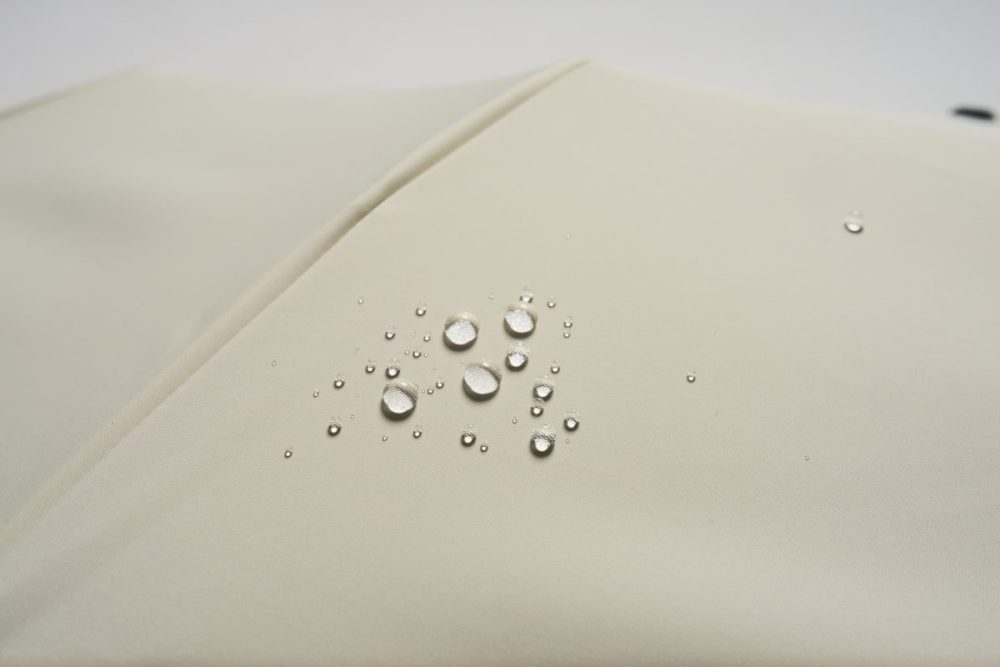 大雨にも耐えうる耐水圧10000mmという数値を誇り、日傘だけでなく雨傘としても十分に活躍してくれる存在