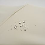 大雨にも耐えうる耐水圧10000mmという数値を誇り、日傘だけでなく雨傘としても十分に活躍してくれる存在