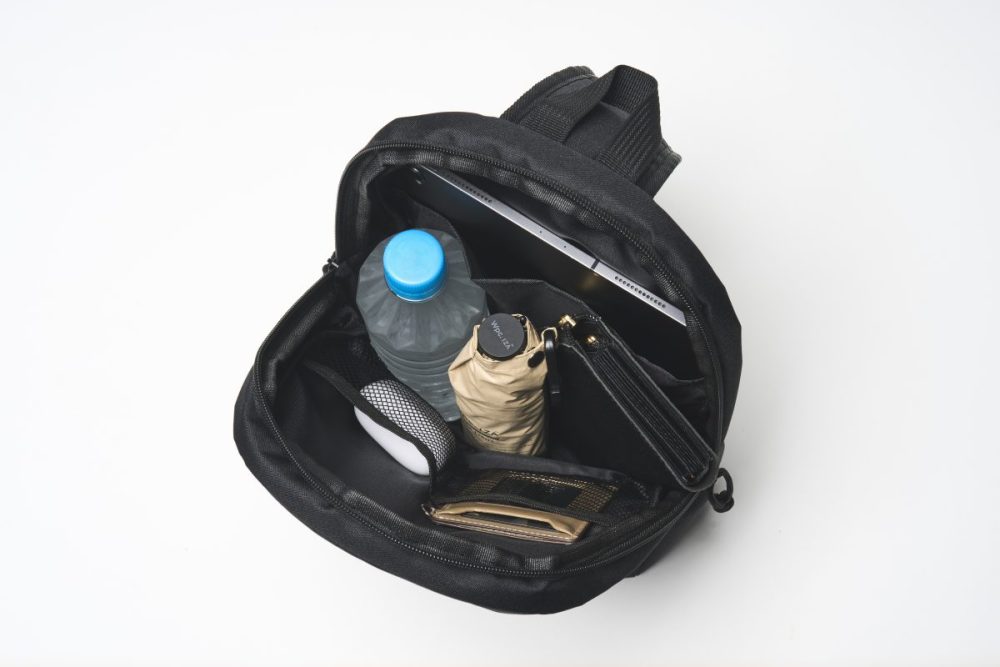 500mLのペットボトルや長財布がきれいに収まったり、荷物の仕分けに便利なポケットを備えています