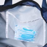 保冷剤を入れられるメッシュポケット付き