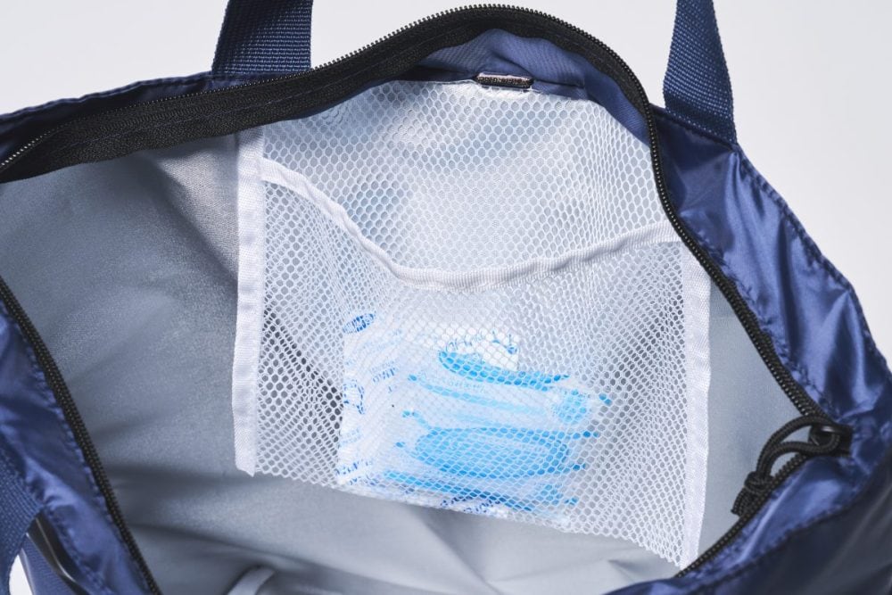 保冷剤を入れるのに最適なメッシュポケットを装備
