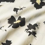 サラッとした感触はありつつもコットンが含まれているため、肌当たりも良い