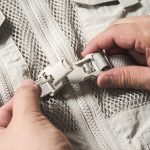 フロントバックルはコードを引くとカンタンに外れる仕様で開閉もしやすい