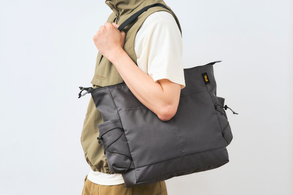 肩掛けできるので荷物が増えても安心