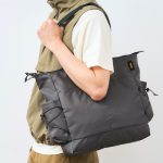 肩掛けできるので荷物が増えても安心
