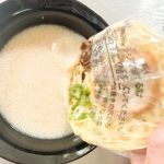 レンチンが終わったら、湯はねに注意しながら具付きの麺を投入