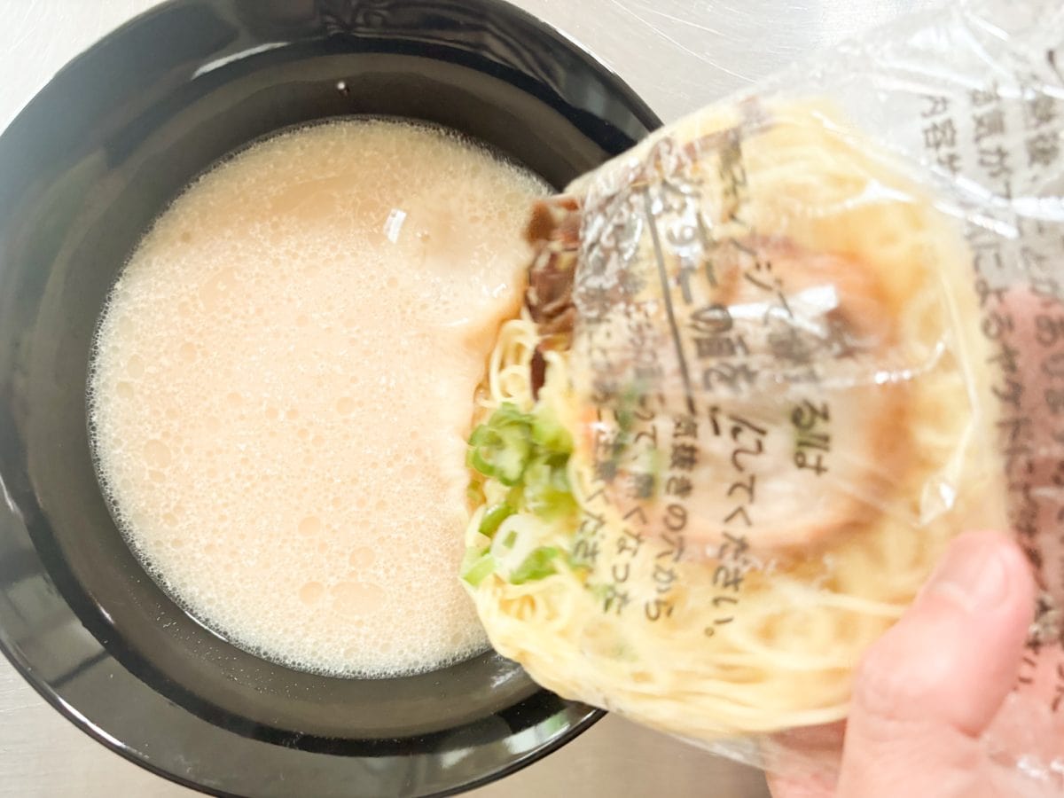 レンチンが終わったら、湯はねに注意しながら具付きの麺を投入