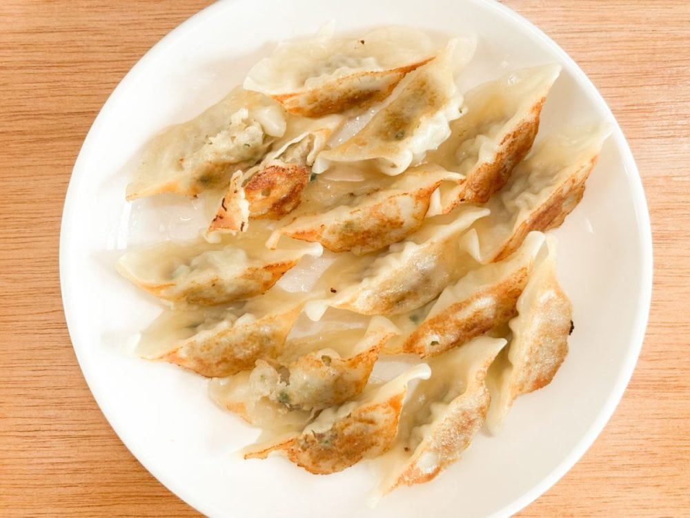 「博多一風堂ひとくち餃子」はパッケージ裏面に記載された通りに作ってみたら、カリッときれいに焼き上がりました
