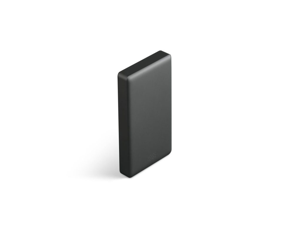 アイリスオーヤマ「薄型ワイヤレスモバイルバッテリー10000mAh」オープン価格／約幅70×高さ104×奥行15㎜／10000mAh/38.9Wh