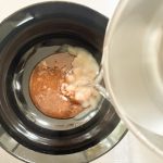 「博多一風堂赤丸新味濃厚コクとんこつラーメン」は麺を温めているあいだにラーメンスープを作ります