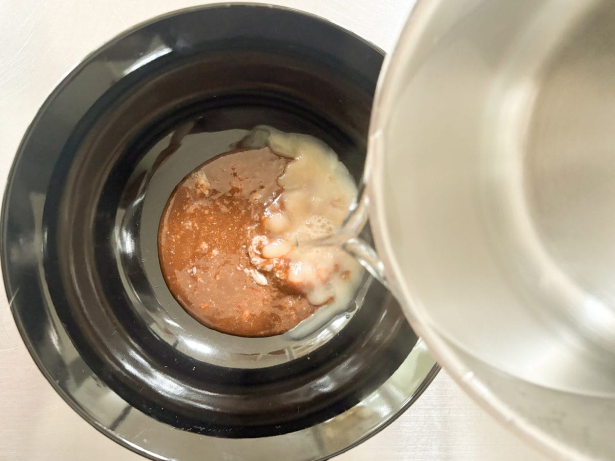 「博多一風堂赤丸新味濃厚コクとんこつラーメン」は麺を温めているあいだにラーメンスープを作ります