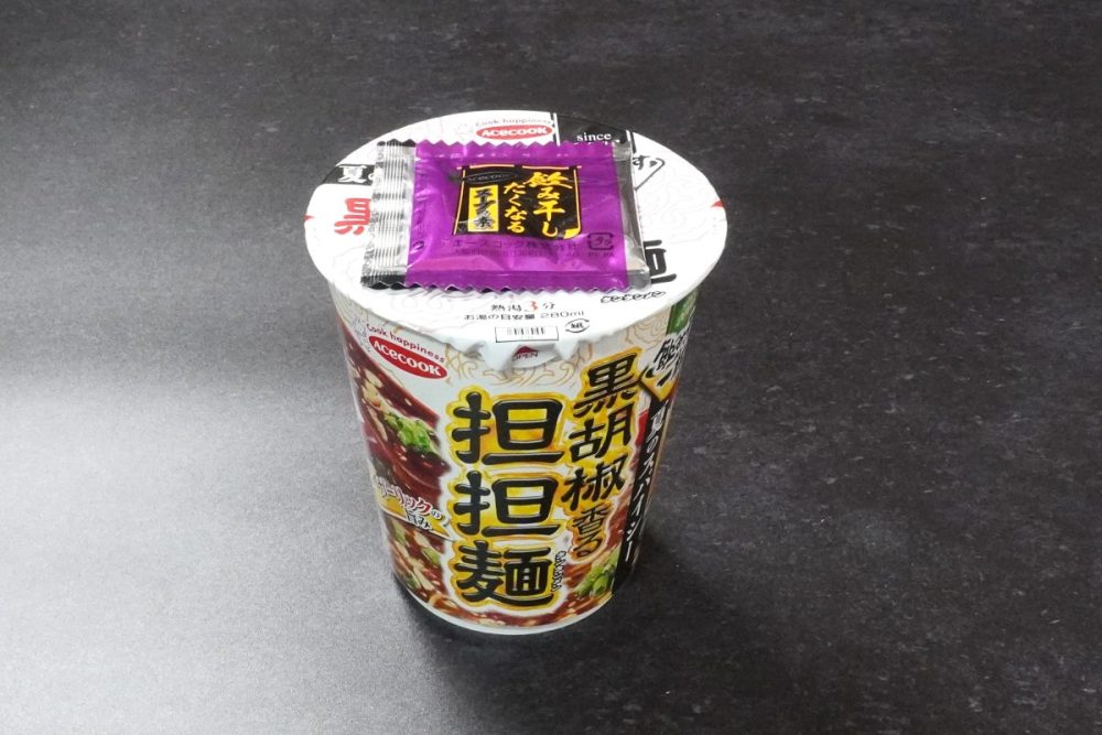 エースコック タテ型 飲み干す一杯 夏のスパイシー 黒胡椒香る担担麺