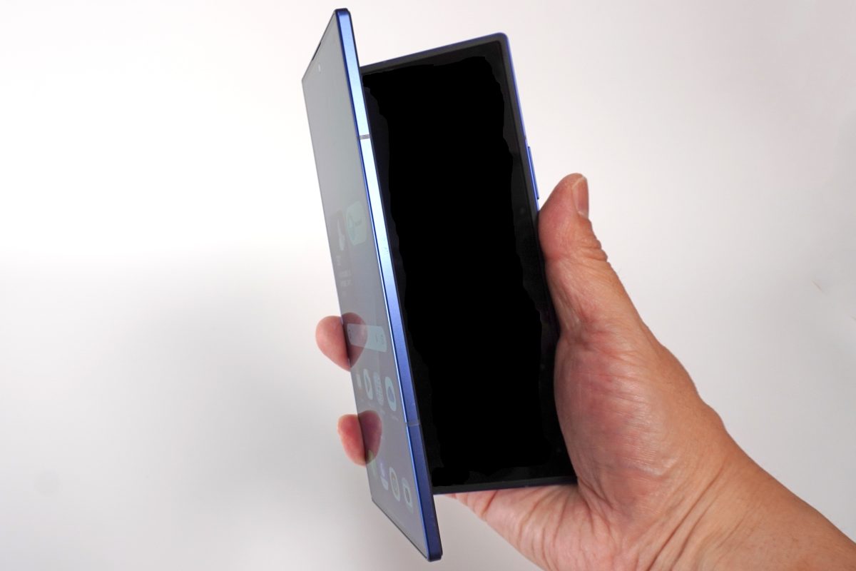 「このスマホ、iPhoneの“半分の薄さ”ってマジ!?」8インチの大画面で作業も動画も捗りまくり！サムスンの最新折りたたみスマホ“Galaxy Z Fold7”を早速試してみた