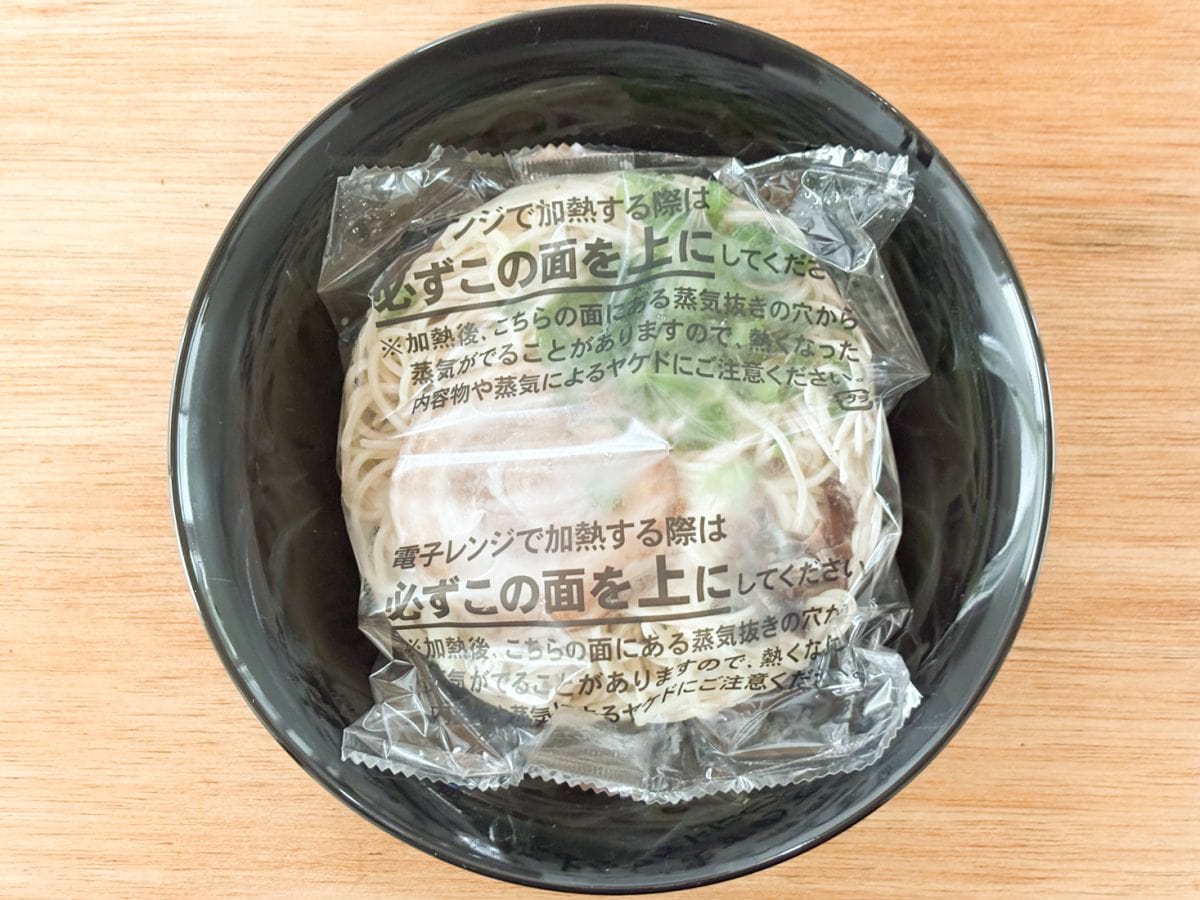 「博多一風堂赤丸新味濃厚コクとんこつラーメン」は内袋のまま耐熱皿でレンチンします