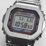 懐かしさを感じるレンガパターンや、SHOCK RESISTマークや機能表記のレイアウトなど、初号機DW-5000Cのデザインコードを採用