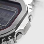 ステンレススチール製のベゼルとケースの間に、ファインレジン製の緩衝材を実装。初号機から続く耐衝撃構造を、メタル外装で実現