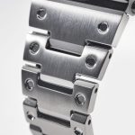 バンドピース部分にディンプル加工を施すことで、初号機で使われている樹脂バンドを彷彿とさせる作り