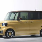 現行3代目のホンダ N-BOX。2025年4月の一部改良ではダーククロームメッキやアクセントカーでより高級感のある仕立てに変更されている