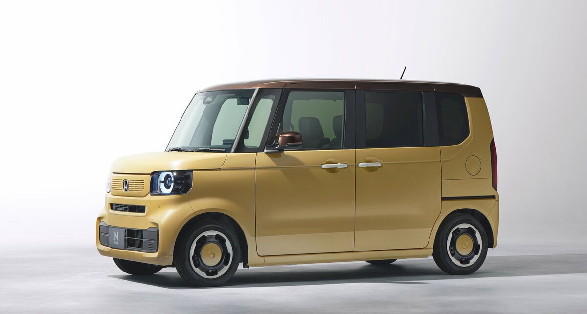 現行3代目のホンダ N-BOX。2025年4月の一部改良ではダーククロームメッキやアクセントカーでより高級感のある仕立てに変更されている