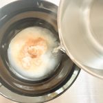 具付きの麺をレンチンしているあいだ、ラーメンどんぶりにスープと沸騰したお湯300mLを入れてラーメンスープを作ります