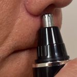 はじめて鼻毛カッターを使ったときは鼻毛が引っ張られて切る感じが不快でしたが、慣れると快感に変わりました