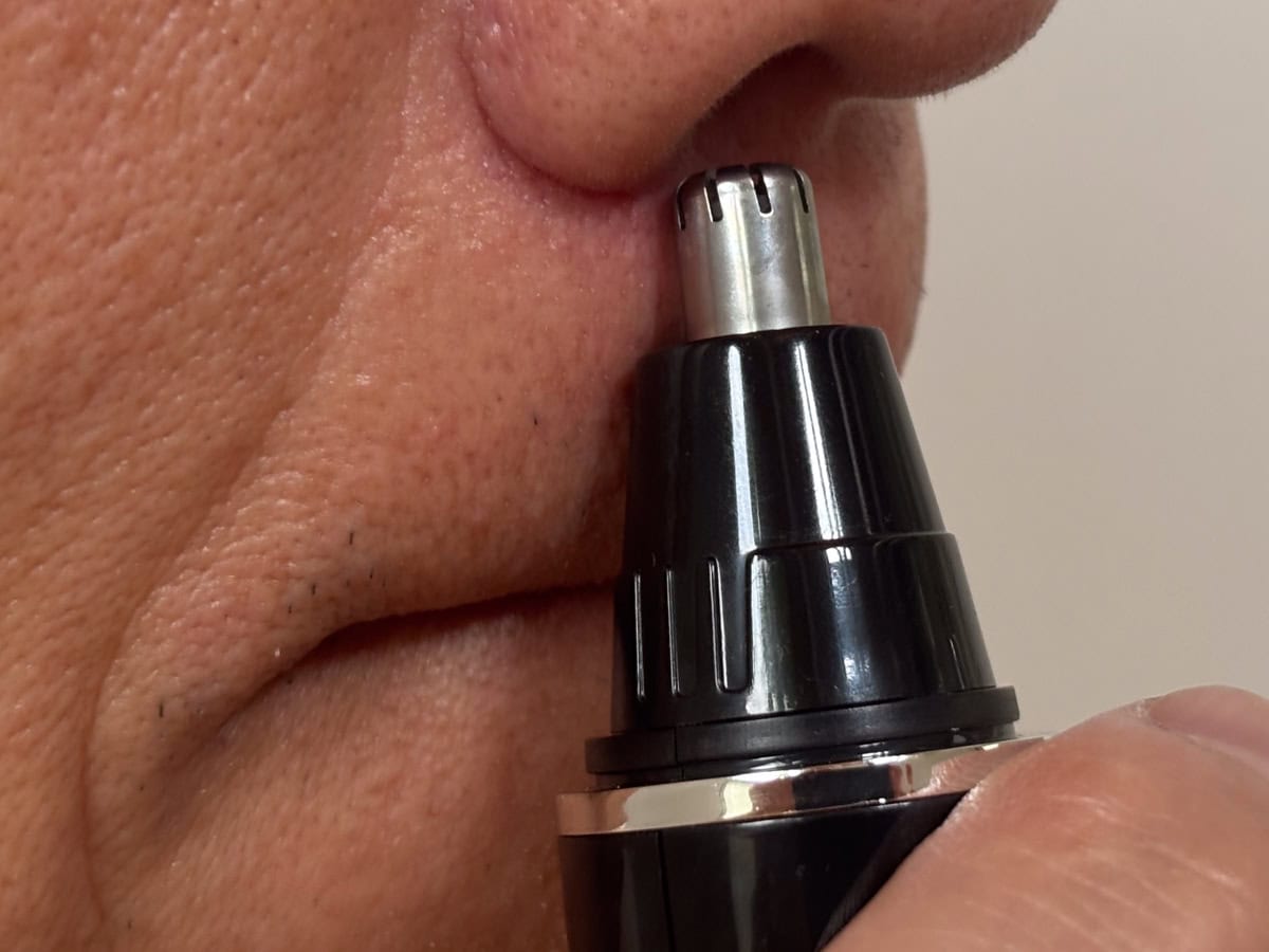 はじめて鼻毛カッターを使ったときは鼻毛が引っ張られて切る感じが不快でしたが、慣れると快感に変わりました