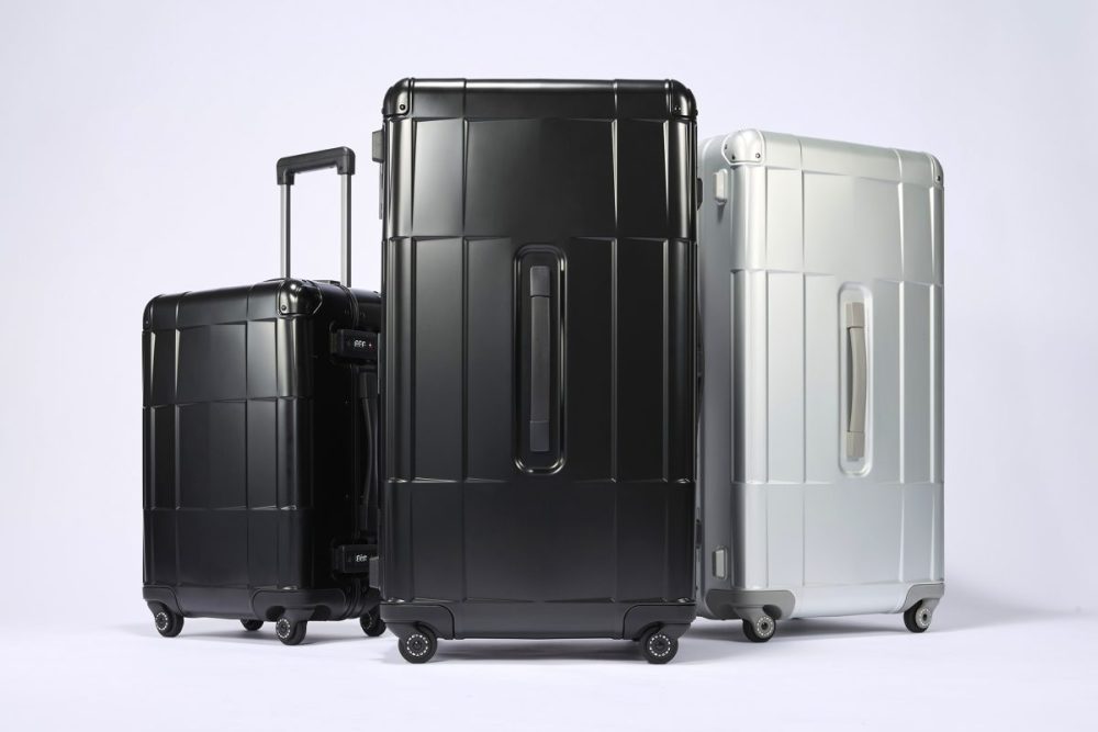「機内持込・シルバー（01531）」￥143,000／H54×W38×D23㎝／4.5㎏／35ℓ 「預け入れ・シルバー（01535）」￥187,000／H77×W44×D37㎝／6.9㎏／102ℓ 「機内持込・ブラック（01571）」￥154,000／H54×W38×D23㎝／4.5㎏／35ℓ 「預け入れ・ブラック（01575）」￥198,000／H77×W44×D37㎝／6.9㎏／102ℓ