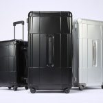「機内持込・シルバー（01531）」￥143,000／H54×W38×D23㎝／4.5㎏／35ℓ 「預け入れ・シルバー（01535）」￥187,000／H77×W44×D37㎝／6.9㎏／102ℓ 「機内持込・ブラック（01571）」￥154,000／H54×W38×D23㎝／4.5㎏／35ℓ 「預け入れ・ブラック（01575）」￥198,000／H77×W44×D37㎝／6.9㎏／102ℓ
