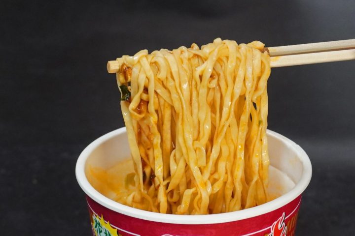 「このカップ麺が激うまだった」スパイシーな旨味にドハマり必至！“今キテる刺激系カップ麺”ベスト3杯【1位はトレンドど真ん中のスパイスがヤバい】