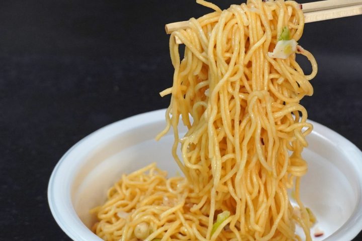 「このカップ焼きそば、マジでうまい」カップ麺好きライターがその進化に驚いた“日清の夏のシーフードトリオ”【1位は贅沢な海鮮麺料理のようですごい】
