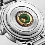 エングレービングと手作業によるエナメル加工が施されたフィッシュモチーフの18Kイエローゴールド製メダリオン