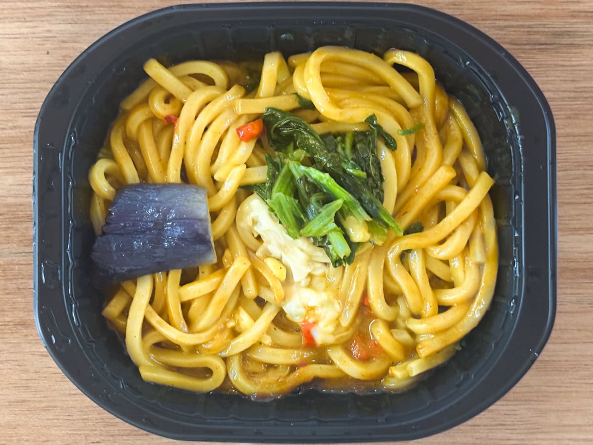 「汁なしカレーうどん」は汁がなくルーが濃厚なので、ムラなくよく混ぜてから食べたほうがいいです