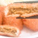 「東京日本橋たいめいけんの三代目茂出木浩司シェフとつくったカレーコロッケ」はちょっとスパイスの効いたカレーコロッケという感じ