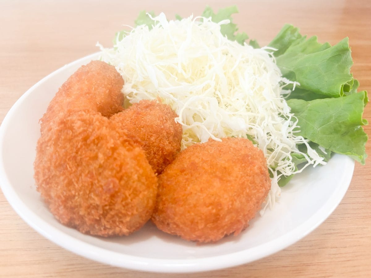 「豚ローストアンガス牛入り・極上メンチかつ」は思った以上のカリッと感！