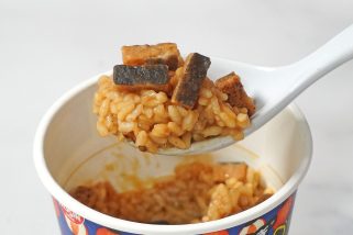 「うなぎ不使用のうな丼!?」超話題の“日清謎うなぎ丼”の謎を解くべくグルメライターが実食！気になるお味は？