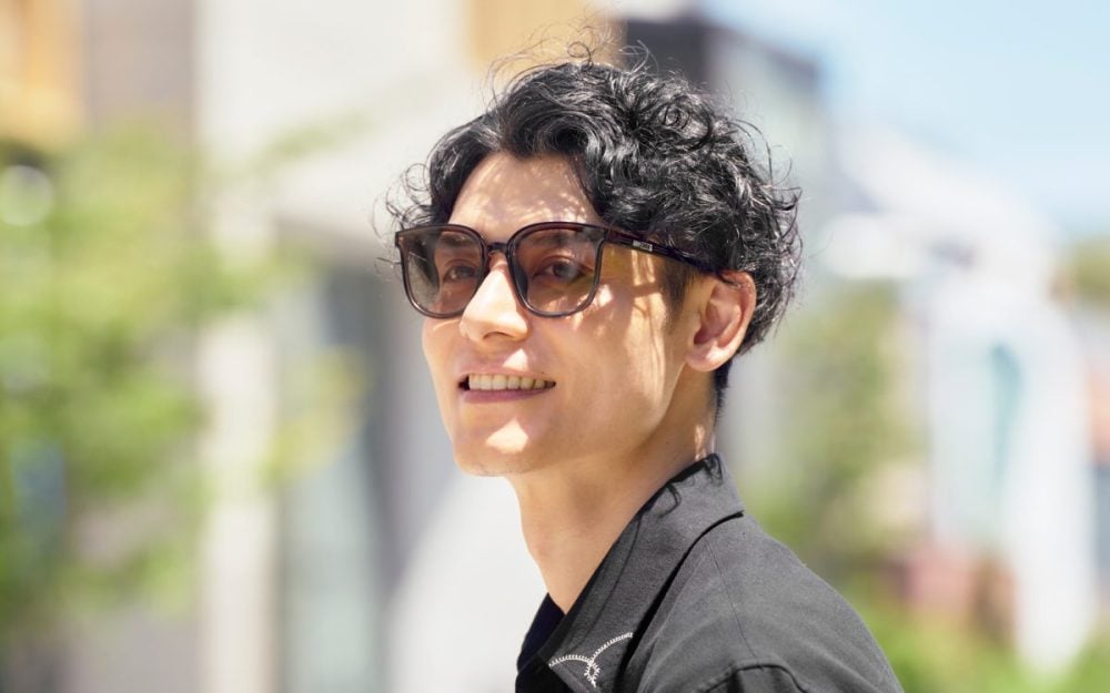 紫外線を浴びるとレンズの色がブラウンに変わる