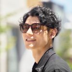 紫外線を浴びるとレンズの色がブラウンに変わる