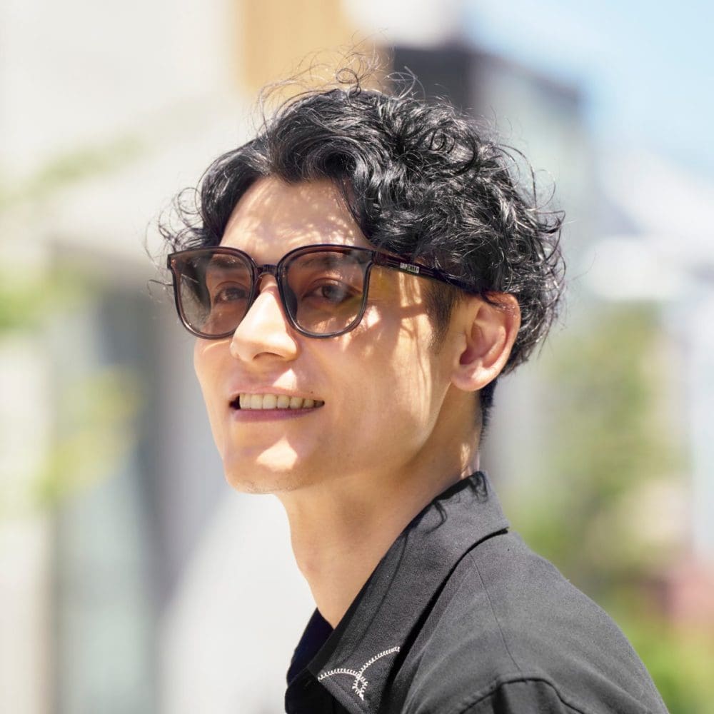 紫外線を浴びるとレンズの色が透明からブラウンに